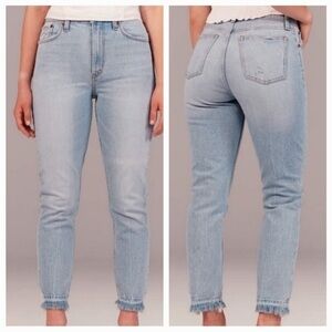Abercrombie & Fitch Light Wash Denim High Rise Mom Jeans Size 25/0